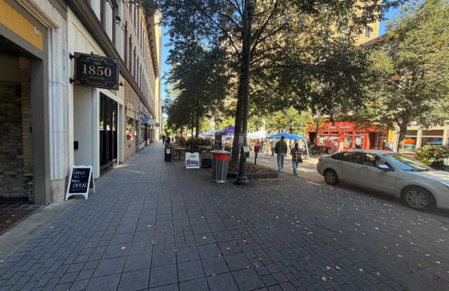 49 Monroe Center Street NW Gallery 2