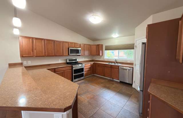 Stunning and spacious 4-bedroom, 3-bathroom Home in Sand Lake! photos photos