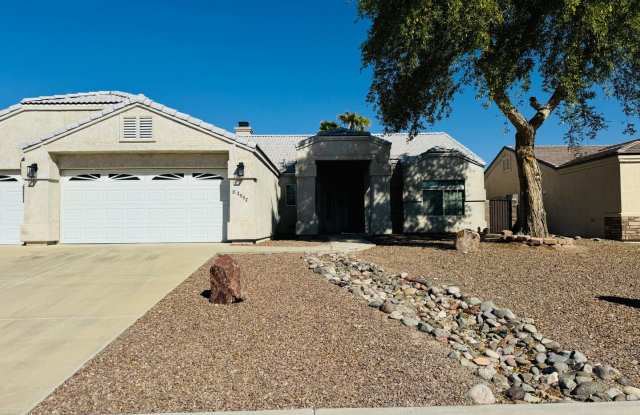 Spacious 3-Bedroom Home with Mountain Views, 3-Car Garage, and Furnished in Desert Lake Estates Gallery 3