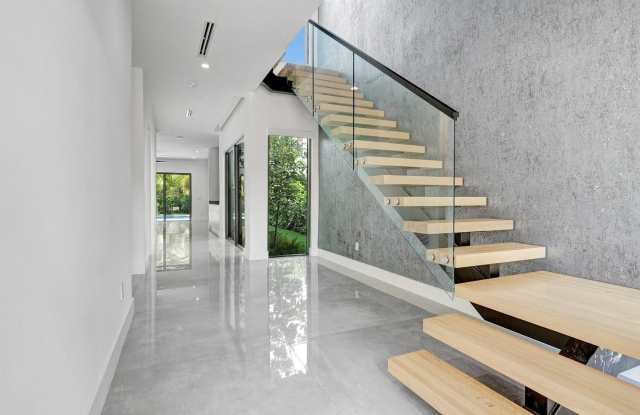 1620 NE 5TH Court Gallery 3