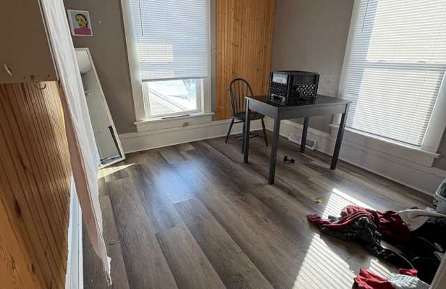 4 Bedroom, 2 Bath House Near UWL and WWTC - 909 La Crosse Street, La Crosse, WI 54601