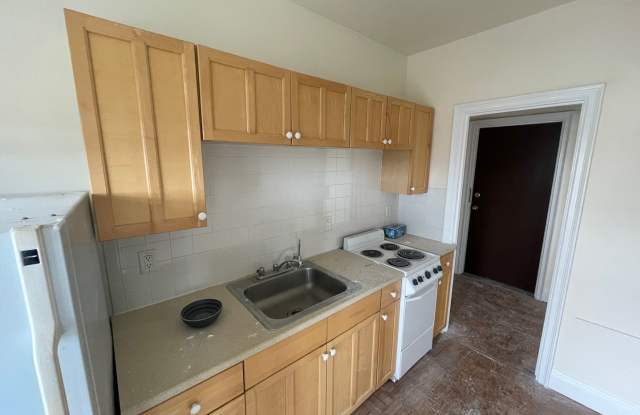 1-bed in Downtown Winchester next to the commuter rail photos photos