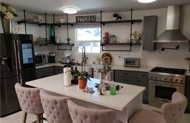 5953 Dunrobin Avenue Gallery 2