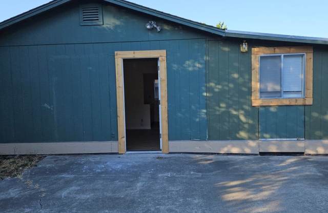 Cozy studio completely renovated. - 311 Southeast Riverside Avenue, Grants Pass, OR 97526