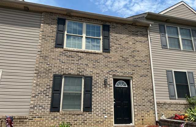 Neat 3 Bedroom and 2.5 Bath Townhouse - 171 Griffin Lane, Broadway, VA 22815
