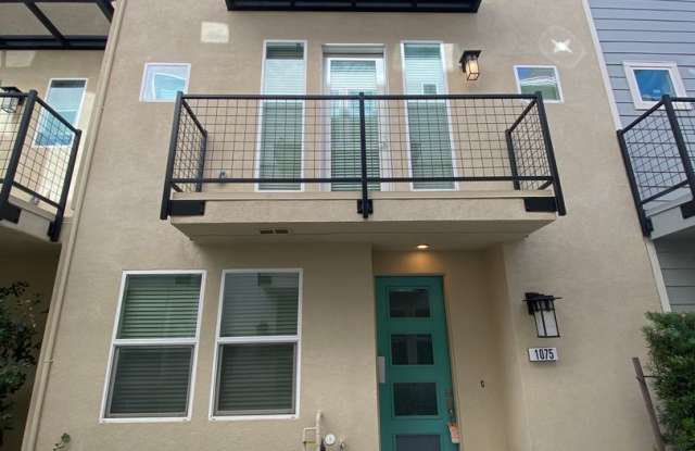 ALMOST NEW, SUPER CLEAN 2 BED, 2.5 BATHS, WOOD FLOORS, STAINLESS STEEL APPLIANCES, CLUBHOUSE WITH POOL photos photos