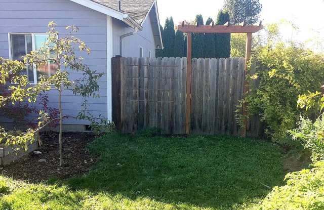 $500 Move-in Special!  Spacious 3 Bedroom 2 Bath Home in Albany! Gallery 3