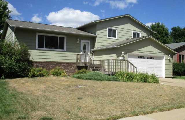 MULTI-LEVEL 3 BD, 2 BA HOUSE WITH FENCED IN YARD, DOUBLE ATTACHED GARAGE, SHED, MURPHY BED, 3 FAMILY ROOMS & MORE! photos photos