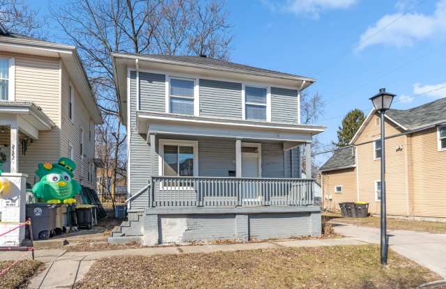 NEW LISTING! 4 BEDROOM HOME photos photos