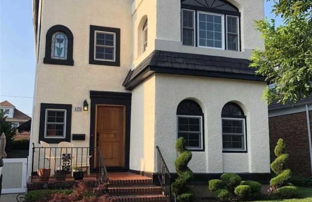425 W Olive Street - 425 West Olive Street, Long Beach, NY 11561