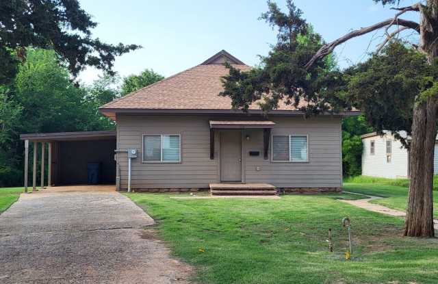 2 bedroom 1 bathroom house in Downtown Edmond with central heat and air and washer/dryer hookup photos photos
