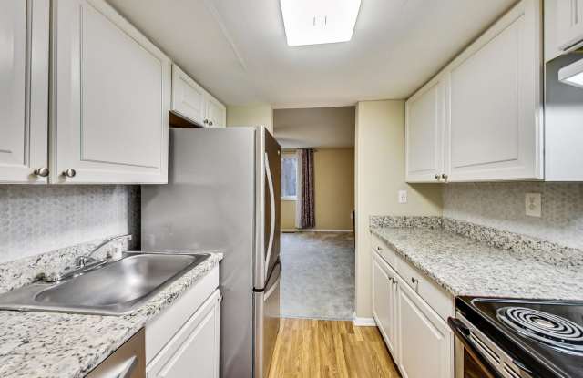 Updated 3+2.5 End Unit w/ 2 PARKING SPACES Gallery 3