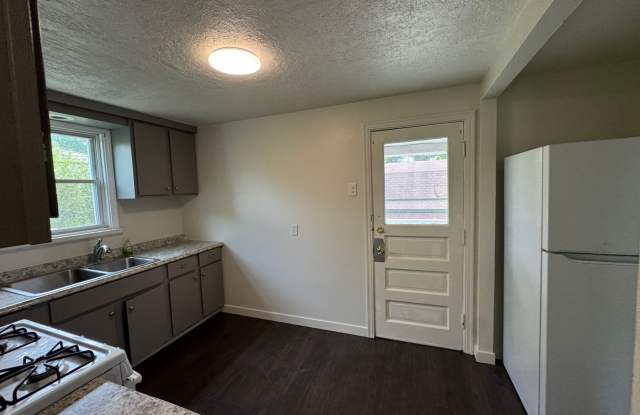 Available NOW! 4 Bed1Full Bath House photos photos