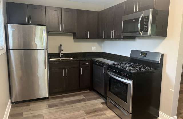 Lakeside Village - 255 Hickory Street, Mundelein, IL 60060