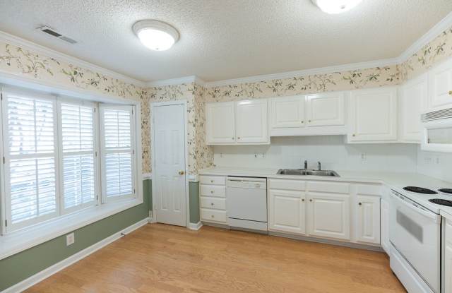 Charming 3BR Townhome with Sunroom, Pool & Tennis Courts Gallery 3