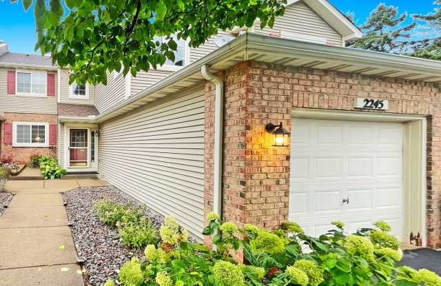 Spacious 3Bedroom with Fireplace, Deck, Huge Family Room or Bedroom 3 & lots of ROOM for Everyone! Gallery 1