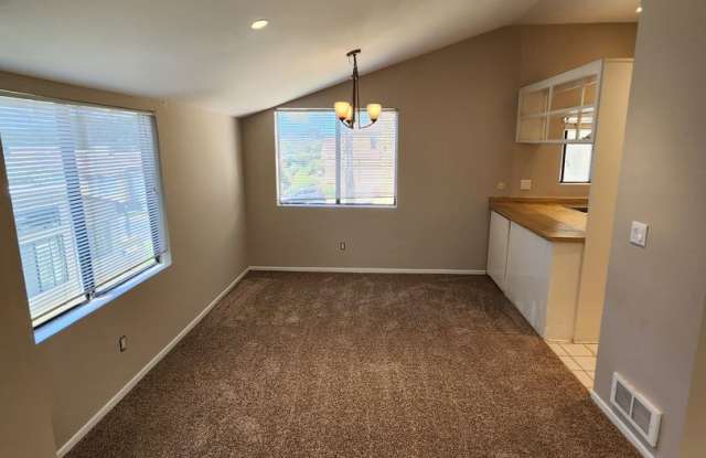 2 Bedroom Condo in UTC with Garage Gallery 4