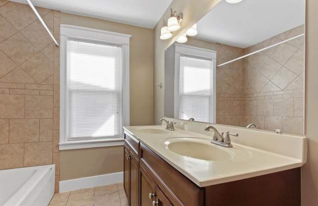 Spacious Single Family Home In York City! Gallery 1
