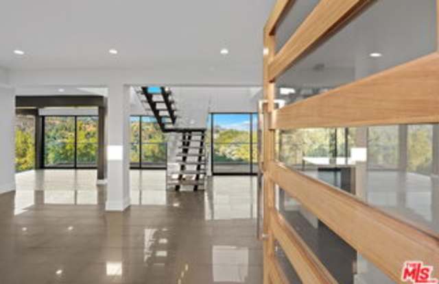 2000 Westridge Road Gallery 3