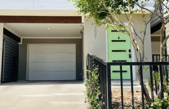 221 W LAUREL Gallery 3