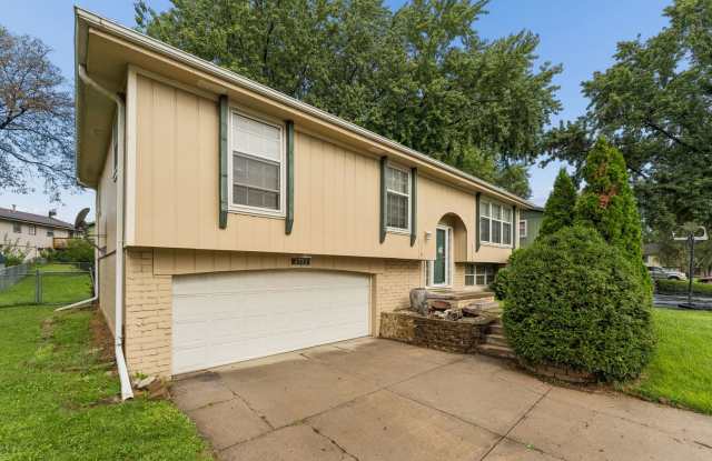Fantastic Central Omaha 3-bed, 2.5-bath Home Gallery 4