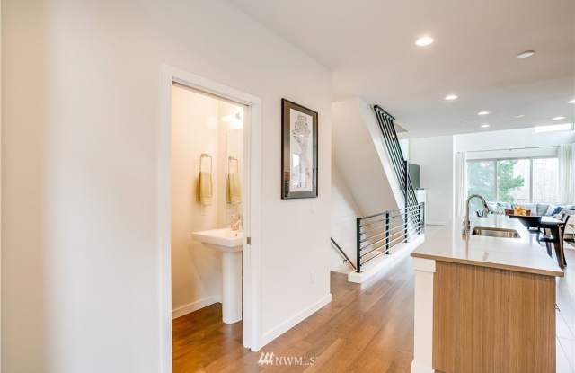 Stylish Townhome Living Near Lake Sammamish | 2 Bedrooms, 2.5 Bathrooms Gallery 4
