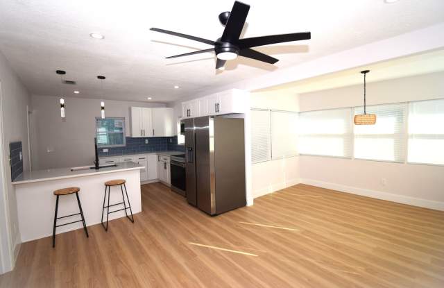 Renovated 3/2 Cozy home with Fenced Yard Gallery 4