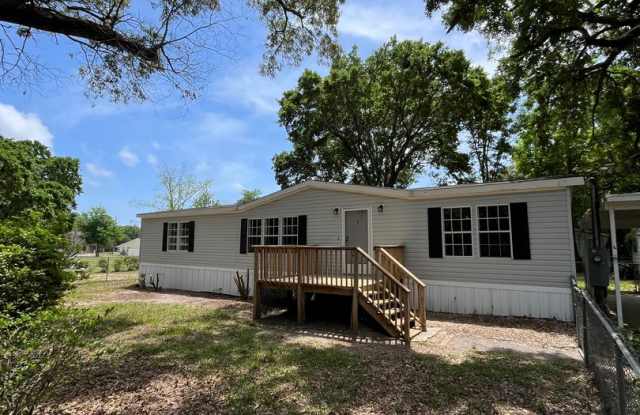 Charming Home in Desirable Baywoods Neighborhood - 1709 Woodchuck Avenue, Ferry Pass, FL 32504