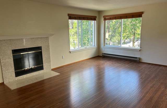 Lovely 2 Bedroom/2 Bath Condo in Bitter Lake Area! Gallery 3