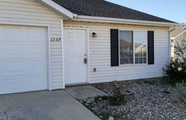 3 Bedroom 2 Bath House with garage and good size backyard Gallery 1