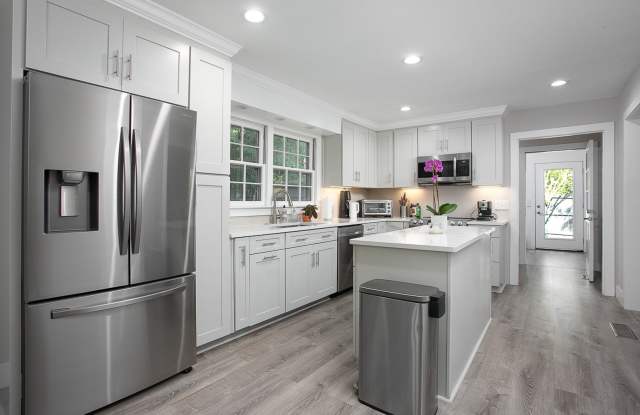 Renovated 3 bed, 2.5 bath in Chapel Hill with fenced yard and patio! Gallery 2