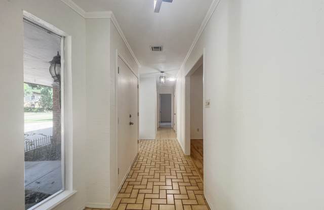 2604 Northeast Garden Lane Gallery 3