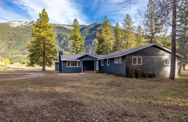Beautifully Remodeled, Spacious 4-Bedroom Home on 2.14 Acres – $3,200/Month Gallery 3