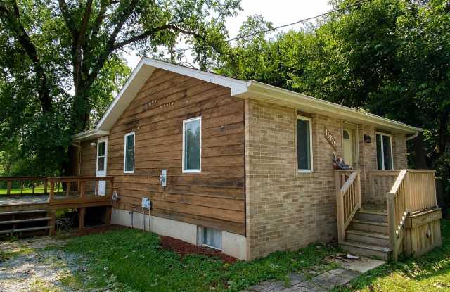 2 Bedroom Home In Dyer photos photos
