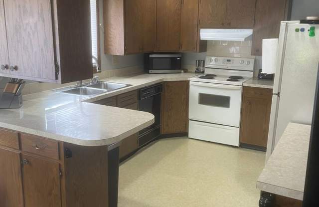 2 bed, 2 bath duplex across from Kiwanis Park Gallery 4
