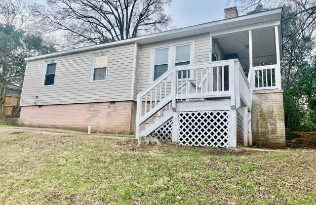 Welcome to this charming 3-bedroom, 1-bathroom home located off Freedom Dr in the vibrant city of Charlotte, NC photos photos