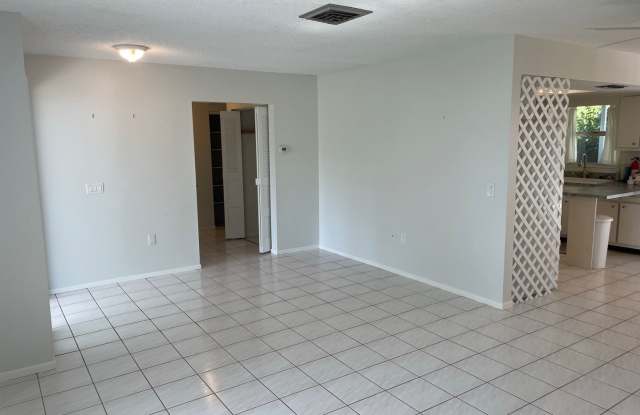 Charming, Move-In Ready 2BR/2BA Single-Family Home with Huge Fenced Yard in Venice! Gallery 4
