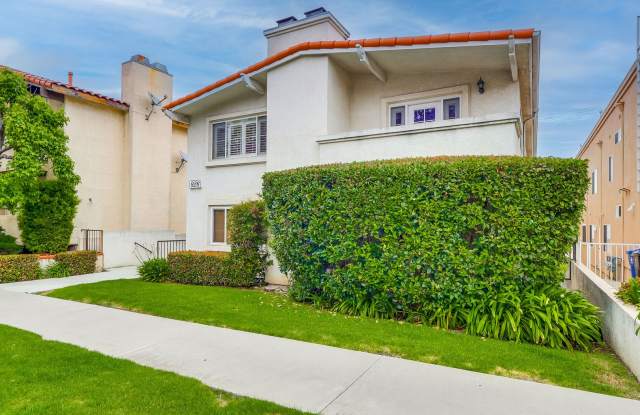A Must SEE! Specious 3 Bedroom 2 bath upstairs condo Gallery 4