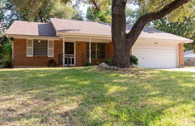 Great Home-Huge Yard!!! - 1217 Bryn Mawr Place, Denton, TX 76201