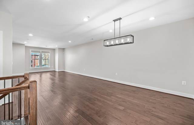 2109 MAIN LINE Gallery 4