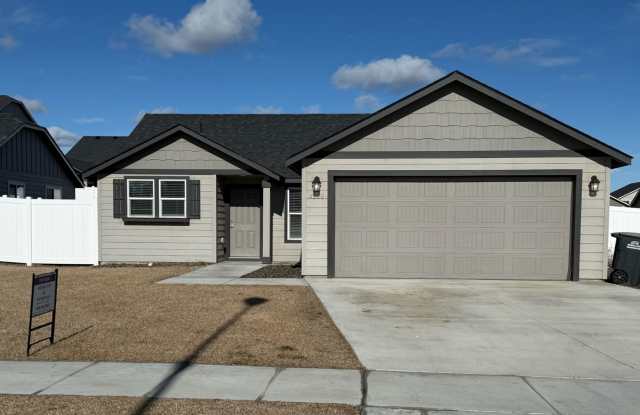 First month rent FREE with 12 month lease! - 4268 West Wood Court, Moses Lake, WA 98837