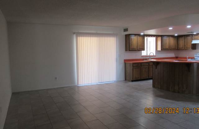 3 bedroom 2 bath with Huge Fenced Yard Gallery 4