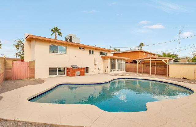 2 Story ASU house with Pool in the best neighborhood for students photos photos