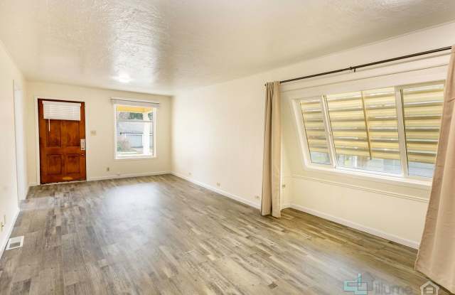 Charming Multi-Unit Living in Prime Northeast Salem Location Gallery 4