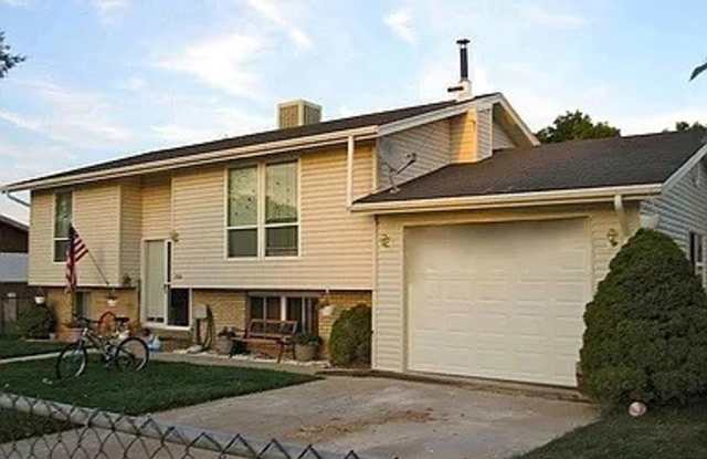 Great Family Home! Centrally Located in Town! Gallery 4