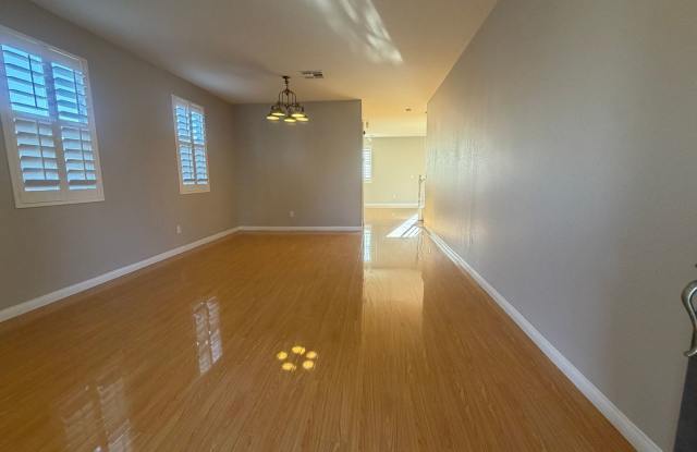 beautiful home at mountain's edge Gallery 4