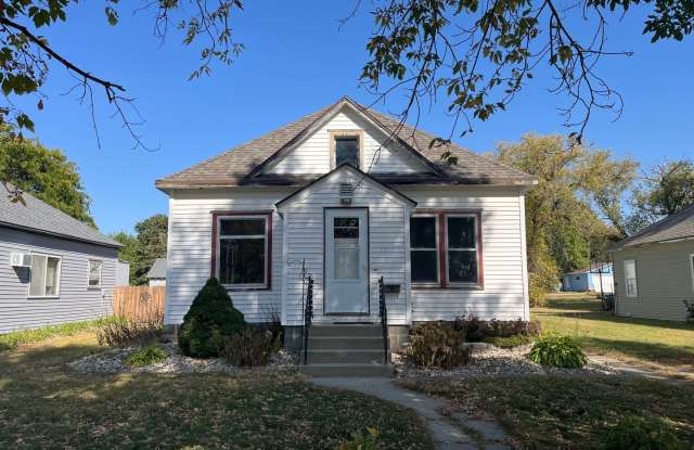 2 Bed 1 Bath + Double Stall Garage Gallery 1