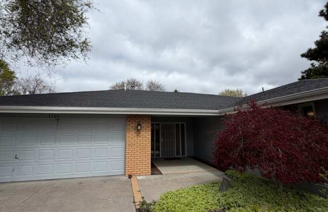 Hard to find 3 Bdrm, 2 Bath home in Harbor isles on the canal 2 miles to Sky Lakes Medical Ctr and OIT photos photos