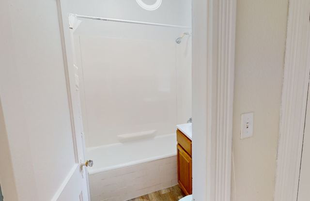 Charming 2.5 Bedroom-No Broker Fee Gallery 3