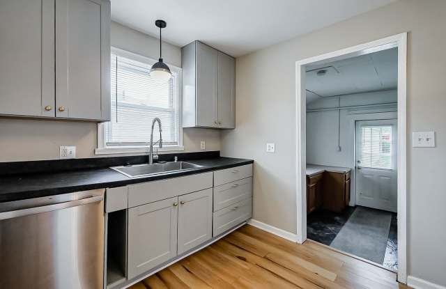 Charming 3-Bedroom Home with Fenced Yard & Detached Garage Gallery 4